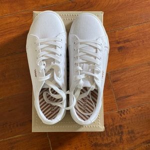 **NWB Taos Plim Soul white women’s size 9 shoes